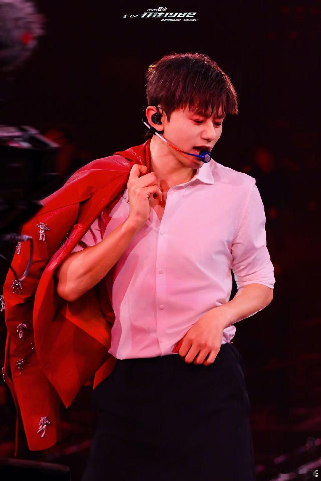 张杰万人雨刷器刷新了鸟巢纪录张杰鸟巢第十三场惊喜不断，万人雨刷器刷屏，再度刷新鸟