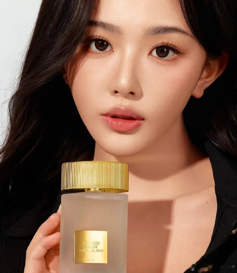 孔雪儿最新商务图每张都长得不一样 。