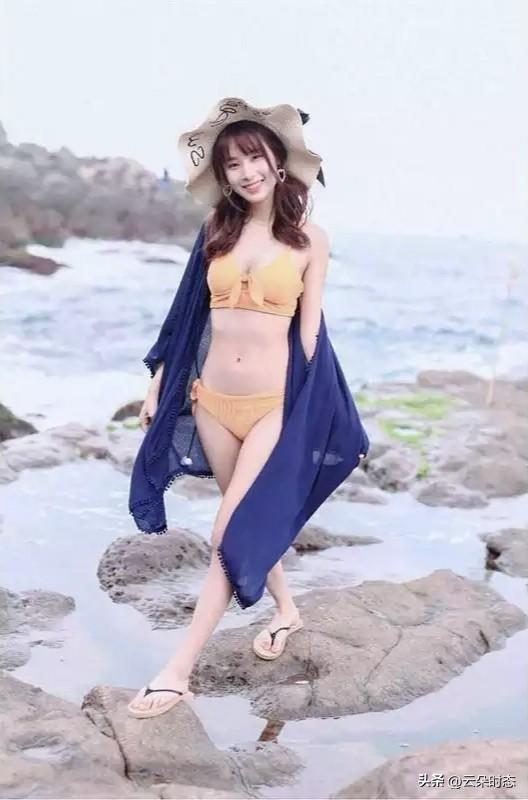 海风一吹，整个人都舒服了，沿着海岸线溜达，正好看见个大美女。她戴个大草帽，身上穿