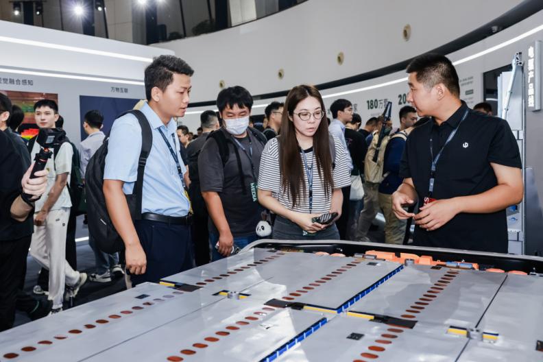 35万辆车一起OTA，零跑这次玩的是真金白银
OTA升级大家都听过，但一次性覆盖