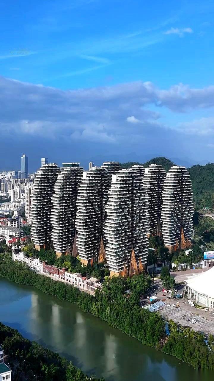 你敢信？赵本山当年花了100个亿盖的那个酒店，三亚那个九棵大树，现在一百来块钱就