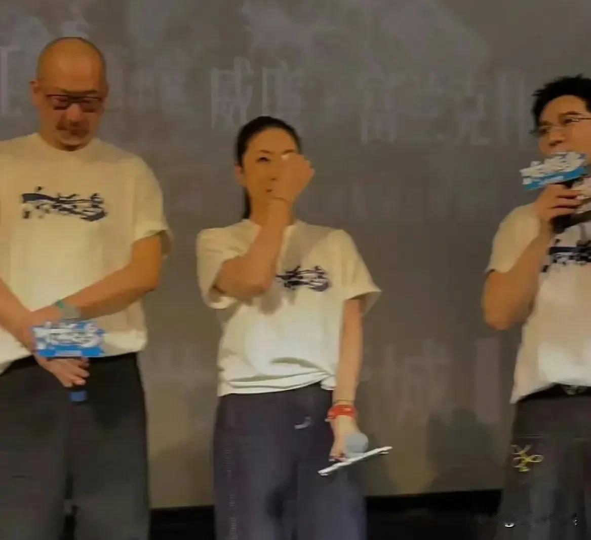 东极岛制片人泪洒路演了，预测票房降至6.2亿。片子成本据说是8000万美元，估计