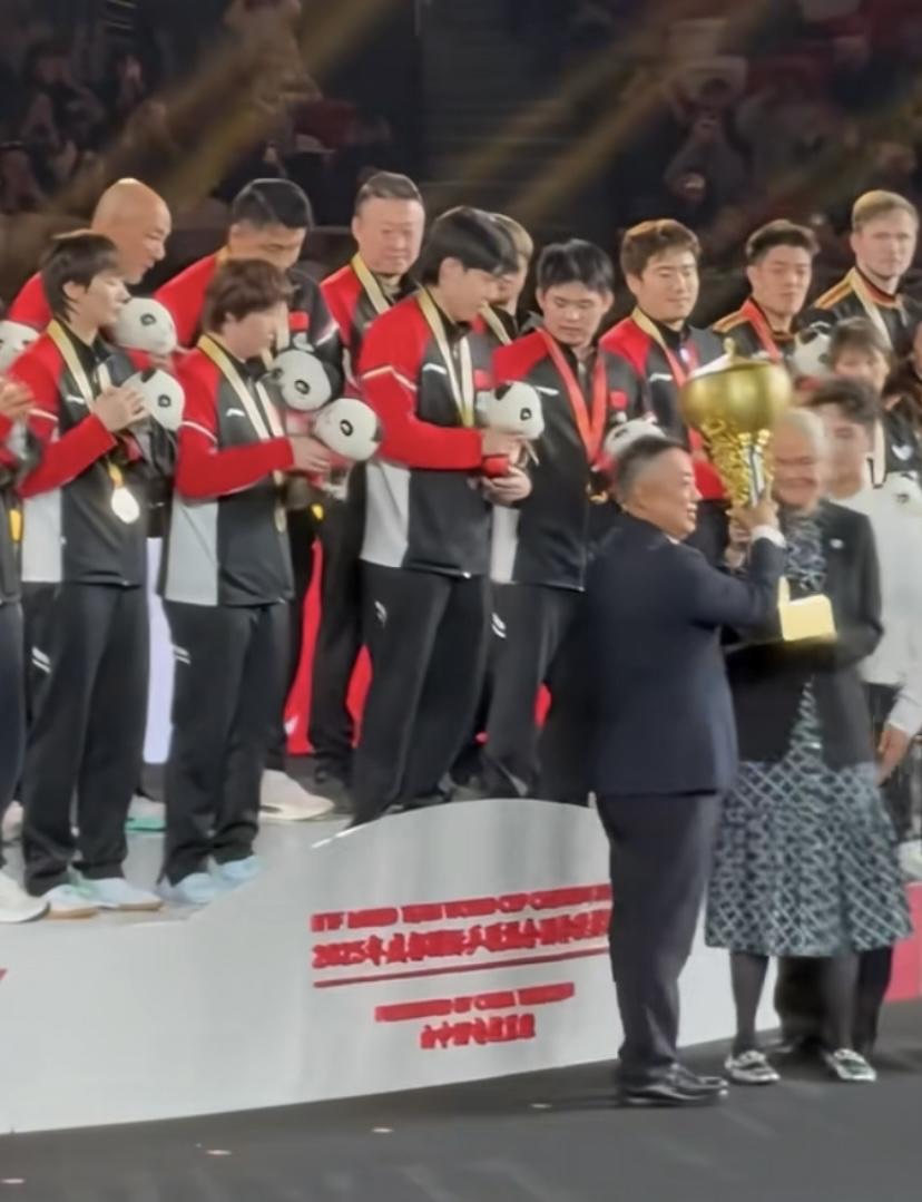 看看刘主席的威望还在，虽然不当教练了，依旧是乒协的定海神针。网民们成天瞎吵吵，刘