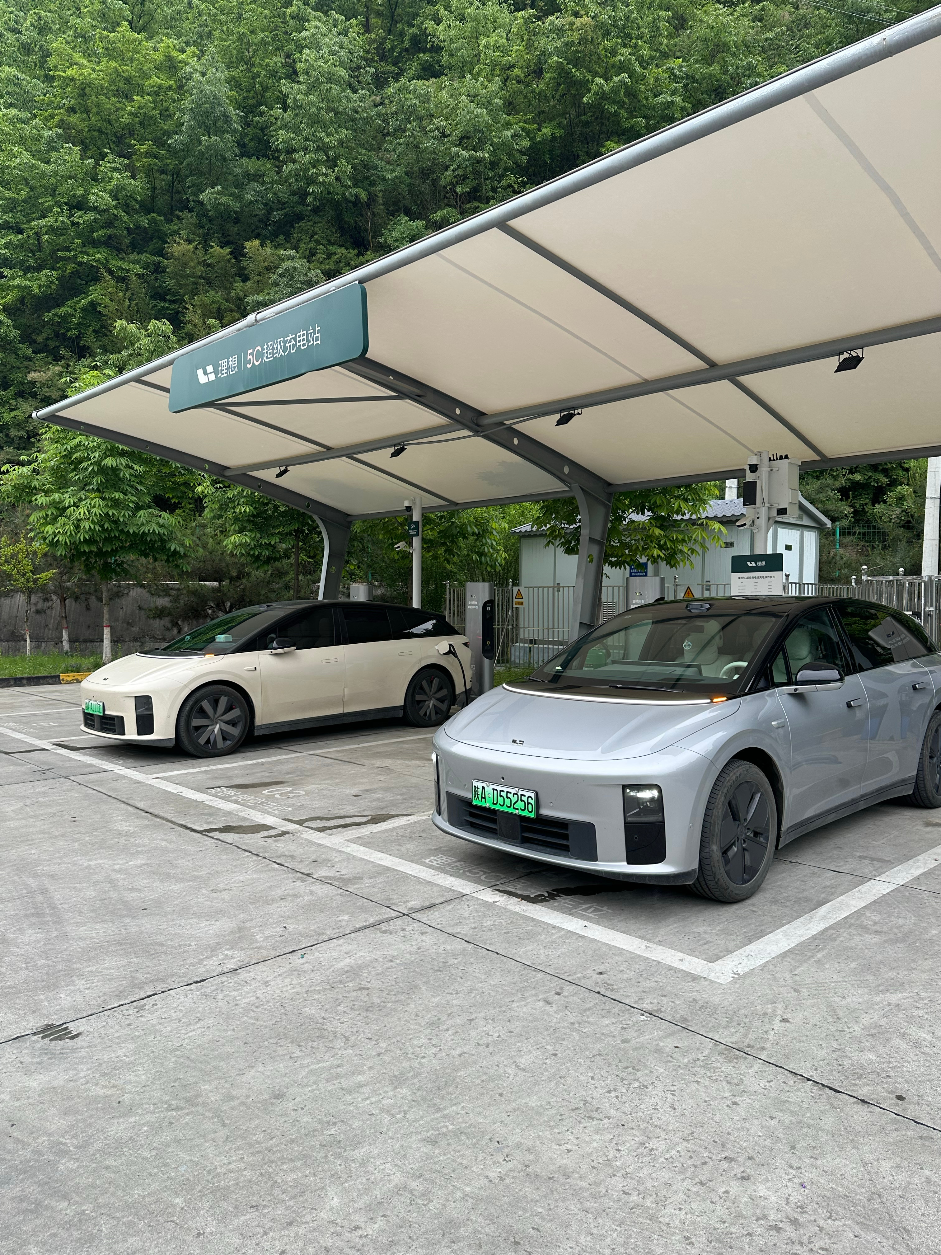 路上越到i6车友，大家觉得银色好看还是黄色的好看理想i6