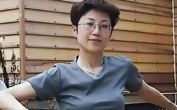 她持美国绿卡带着丈夫和 5 岁儿子回国探亲，返程在北京首都机场准备离境时，被国家