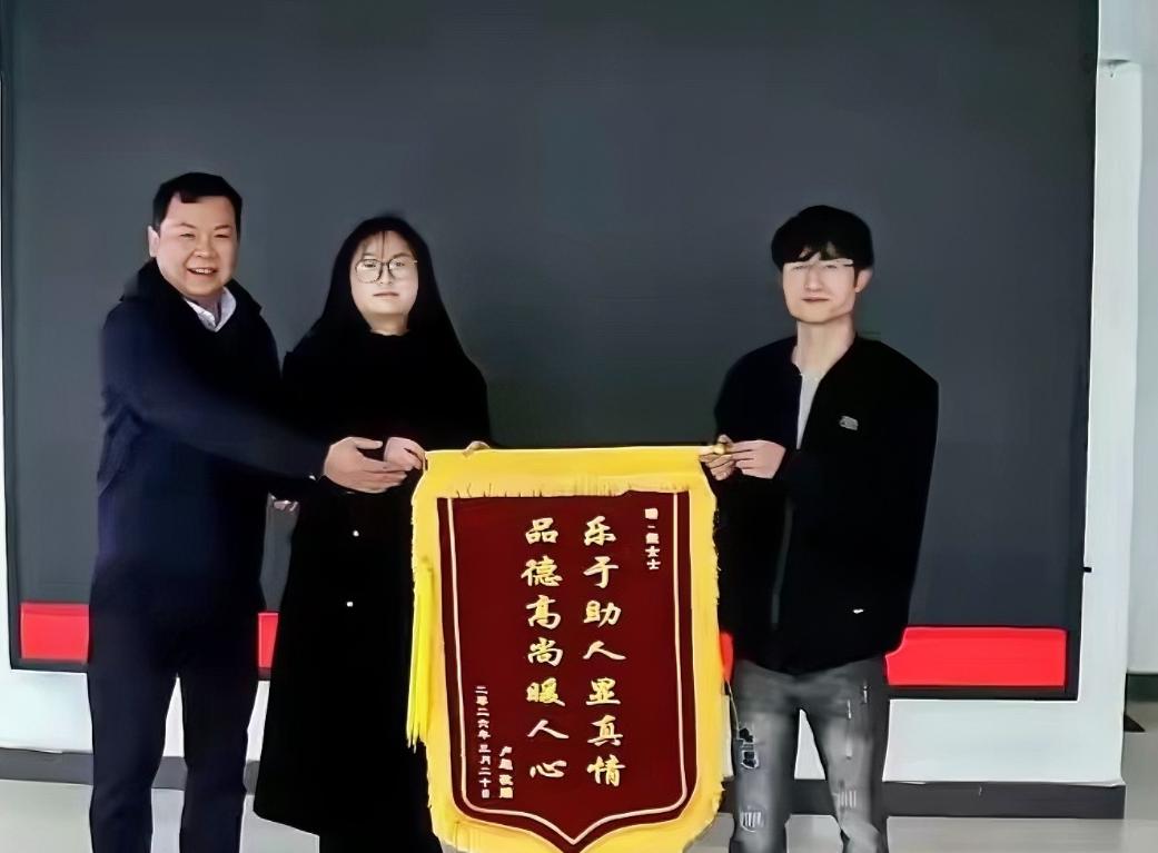 湖南，一网约车司机在接单途中突发疾病，于是他向后座的女乘客求助，没想到女乘客二话