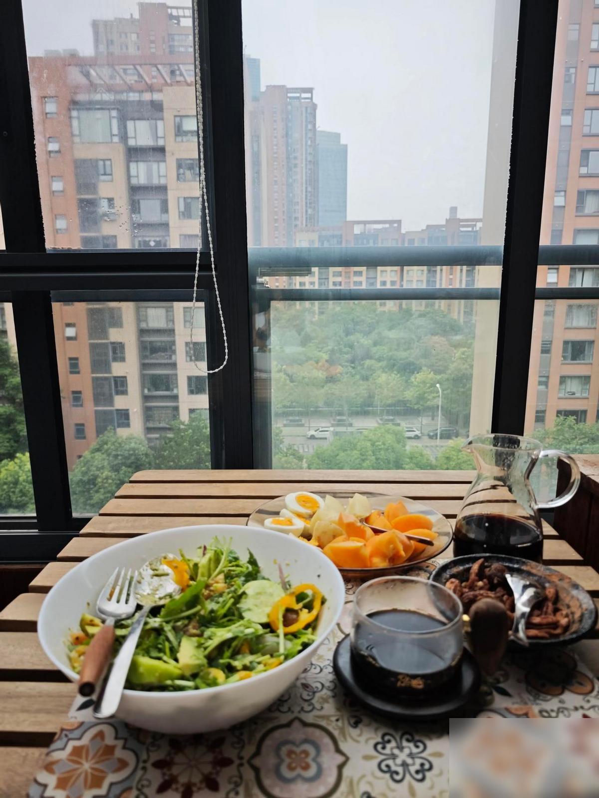 北方人都爱吃土豆，我也不例外，小时候这个时节新土豆下来了，常被端上饭桌，这份记忆