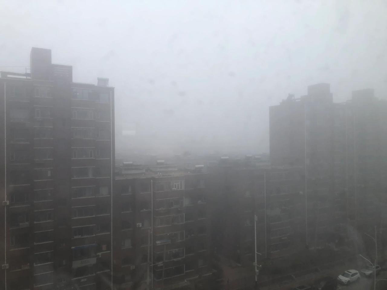 大雾弥漫浪滔天，尸山血海隐从前。千锤万击扩大道，忽海无涯诚作舟。