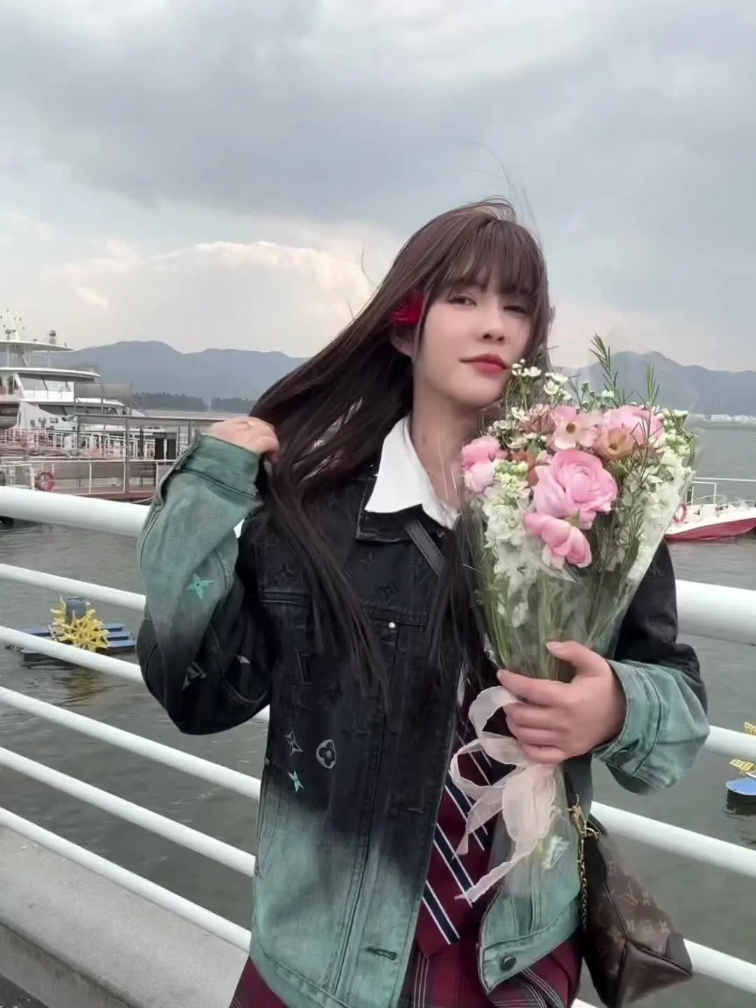 妈妈 我走出了大山  原来山的外面还是山⛰️