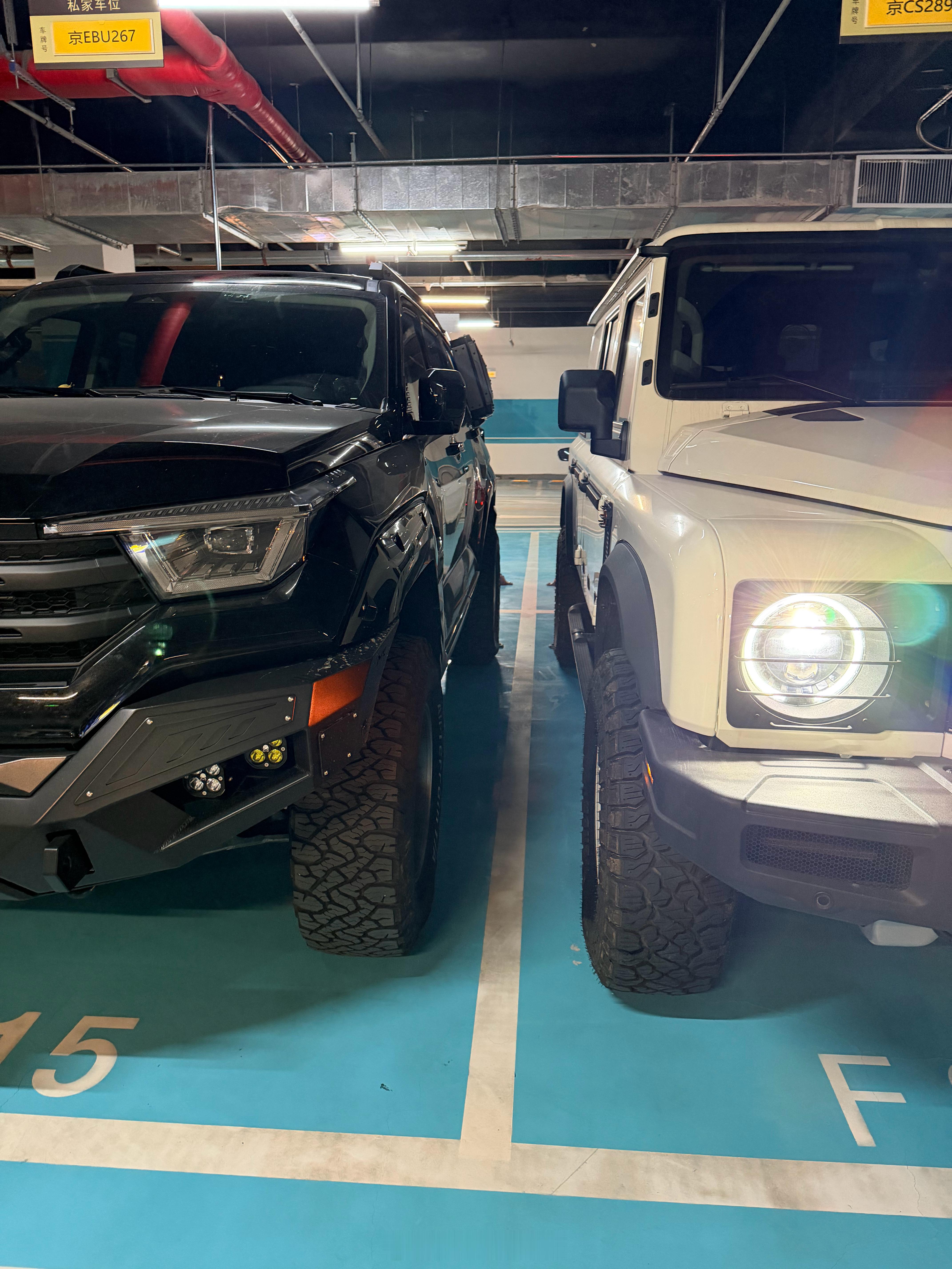 领居的坦克 400 改的真漂亮，回来仔细一看，发现我俩用的是同一个品牌胎😏这车