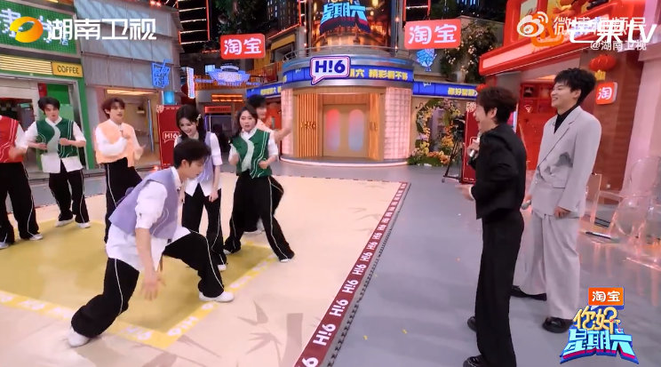 王星越刻进DNA的空气投篮你好星期六 哇塞！别人在斗舞秀绝技，王星越倒好，篮球魂