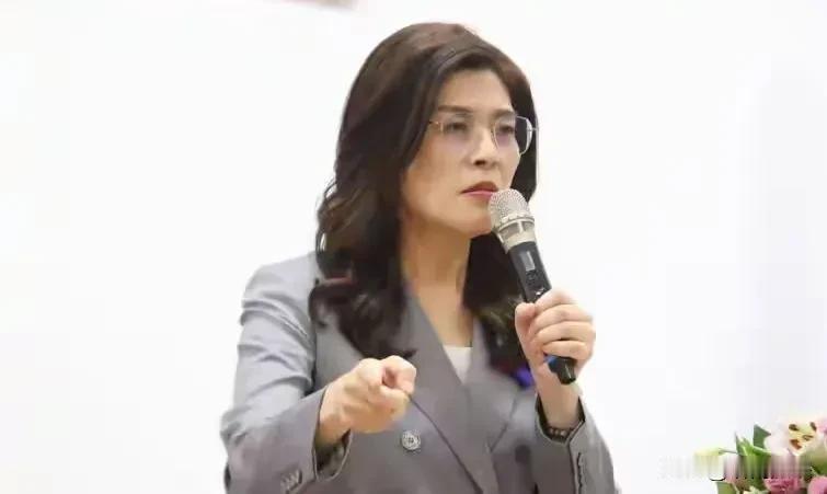 郑丽文在9月16日的蓝营会议上对直接谈及县市角逐，并且发出两个方面的提醒，包括提