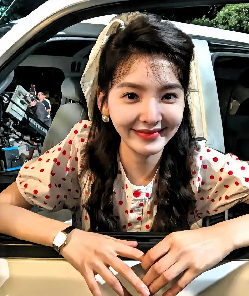 别被章若楠的甜妹长相骗了，她真不是什么自带资源的明星。
 
出生在温州普通家庭，