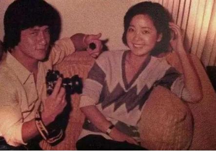 1979年，成龙把邓丽君追到手，结果定下婚期之后又分手了，转身娶了林凤娇，后来在