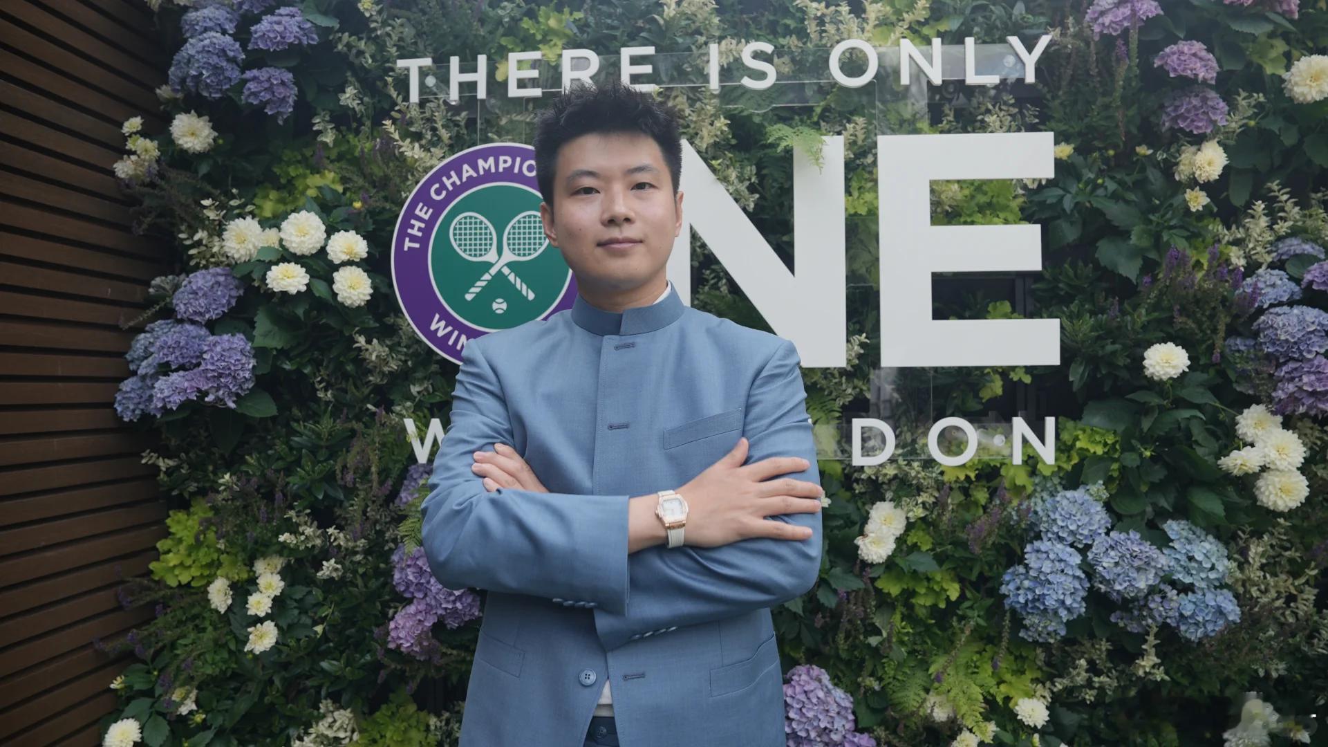 当“精准”遇上“优雅” 斯诺克世锦赛冠军赵心童来看温网了。温网2026温网