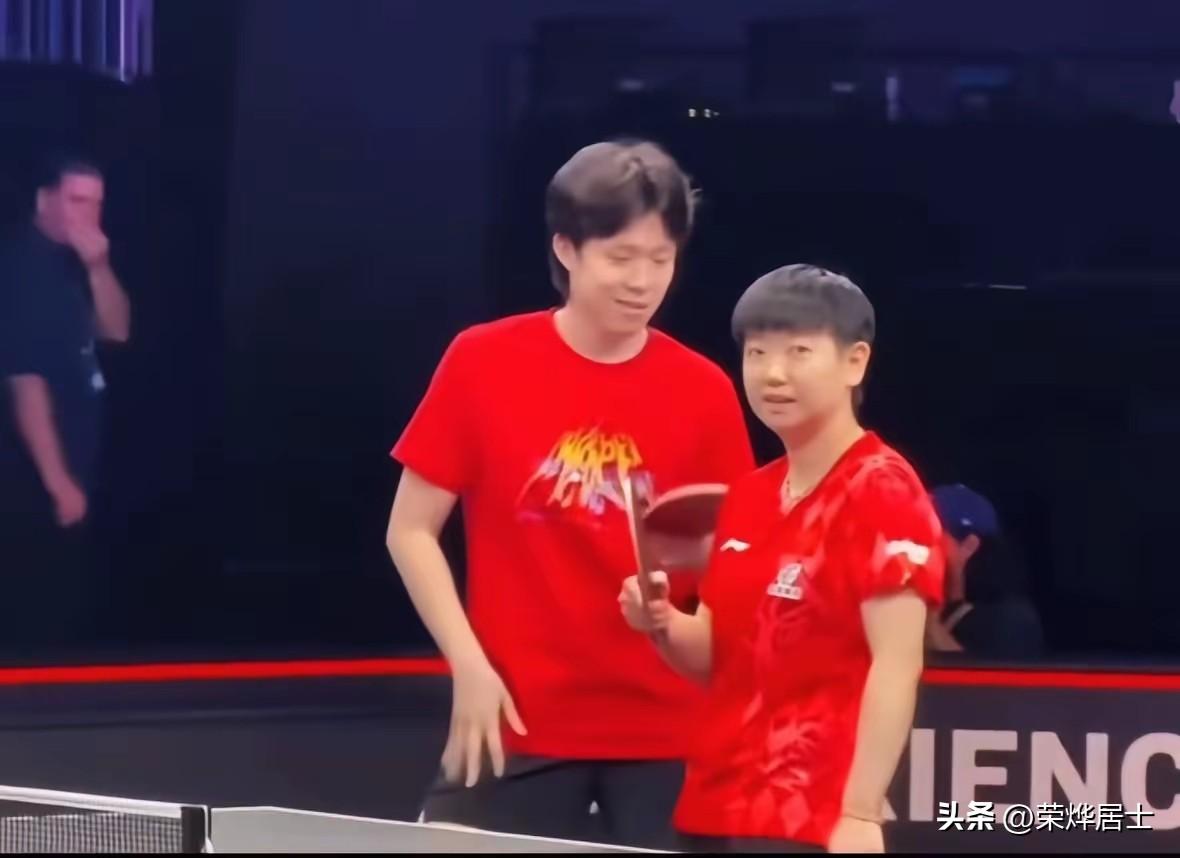 笑死我了！遇到了莎莎，男乒队长说话突然不好使了！

别说！
王楚钦现在在男乒里面