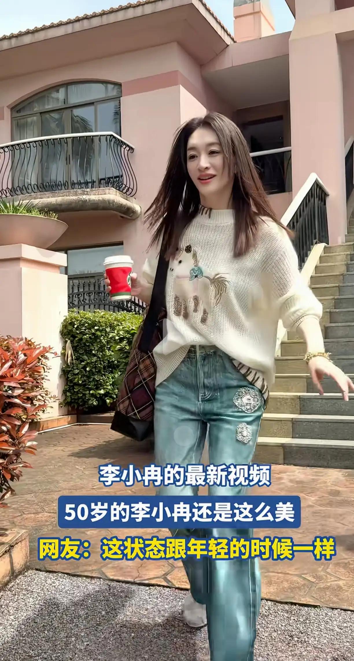 李小冉都50岁了，还是少女感满满的，保养的太好了，没有一点点衰老的痕迹。
