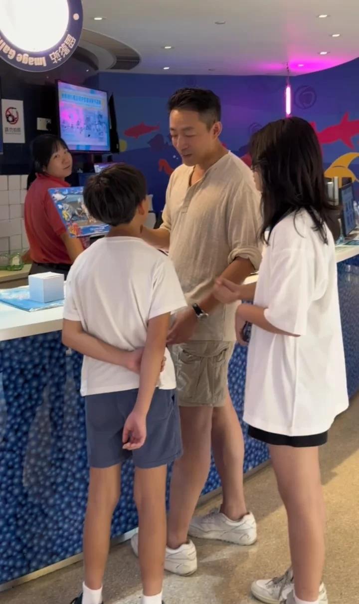 虽然汪也不咋滴，但是对孩子我觉得还是没得说的。目前看，只有汪对孩子是出钱出力的，