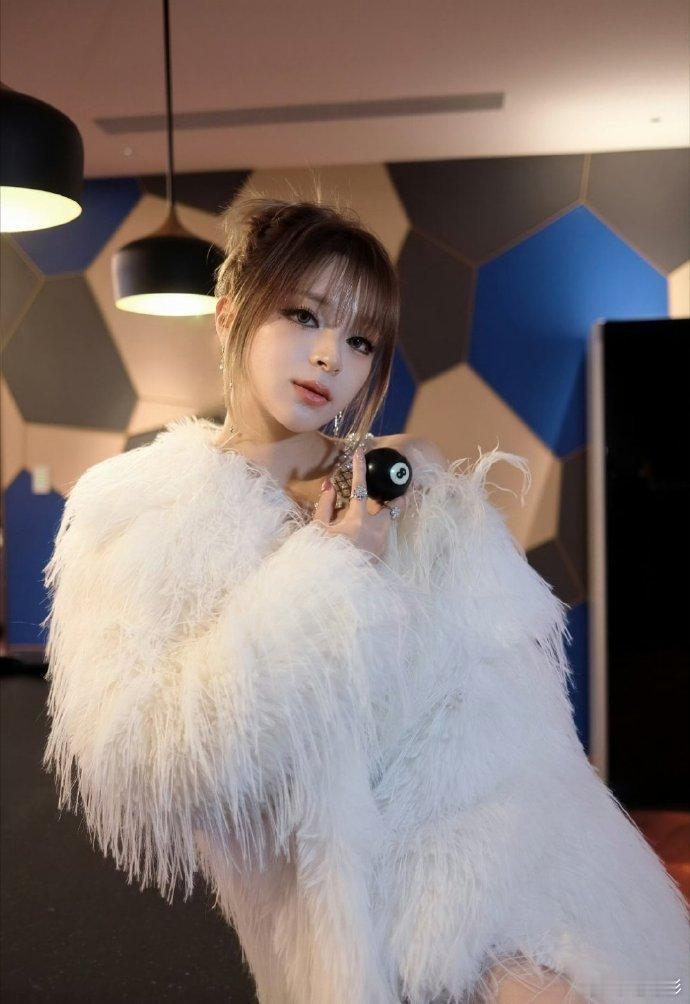 美依礼芽离婚后发新歌 离婚之后带来《搬家快乐》，这个歌名真的好有态度，把过去翻篇