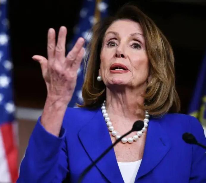 美国前众议长佩洛西直接瞄准特朗普政府。她直言不讳地表示：“当年奥巴马总统那是真有