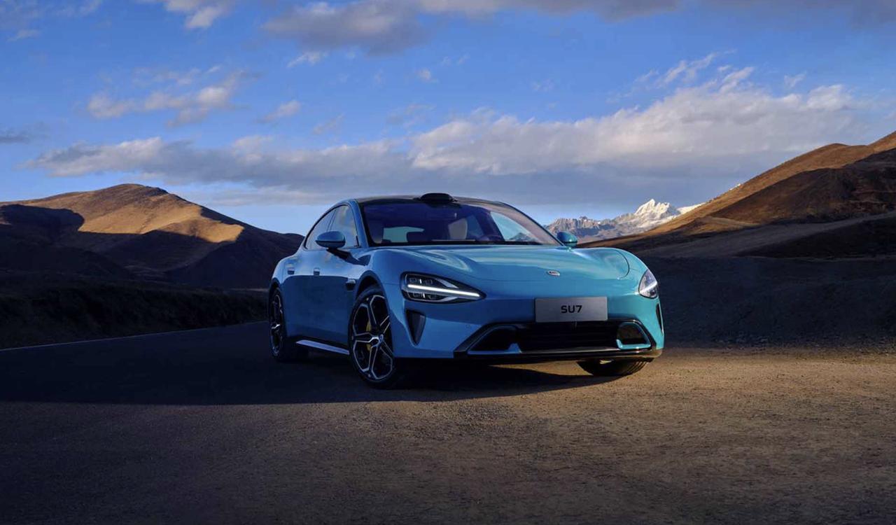 不止是在国内备受欢迎，小米SU7也正在逐渐走出国内，最近它出现在了法国巴黎街头，