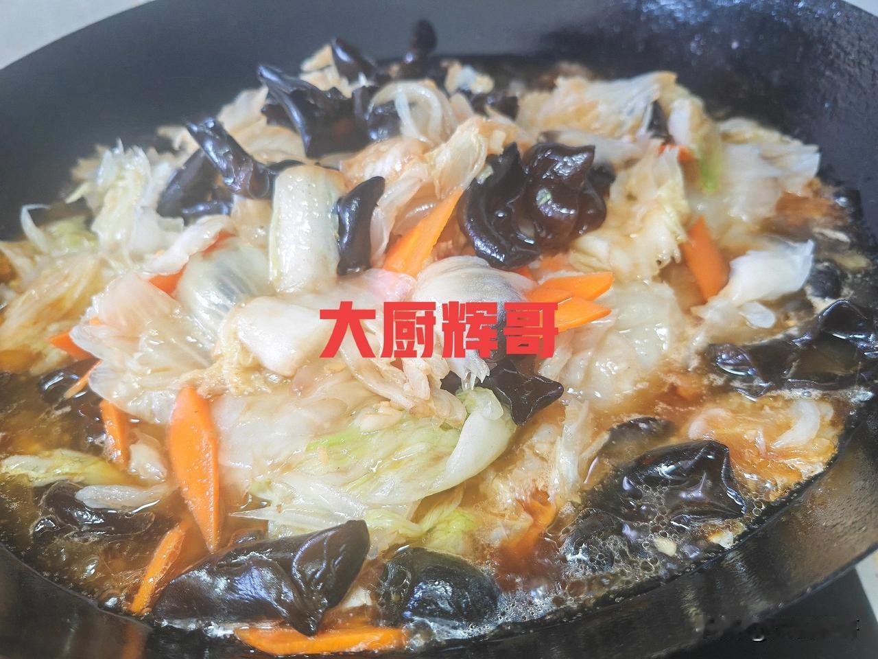 白菜片成均匀的片，木耳提前泡发，胡萝卜切菱形片。葱姜蒜切碎备用。
热锅凉油，加一