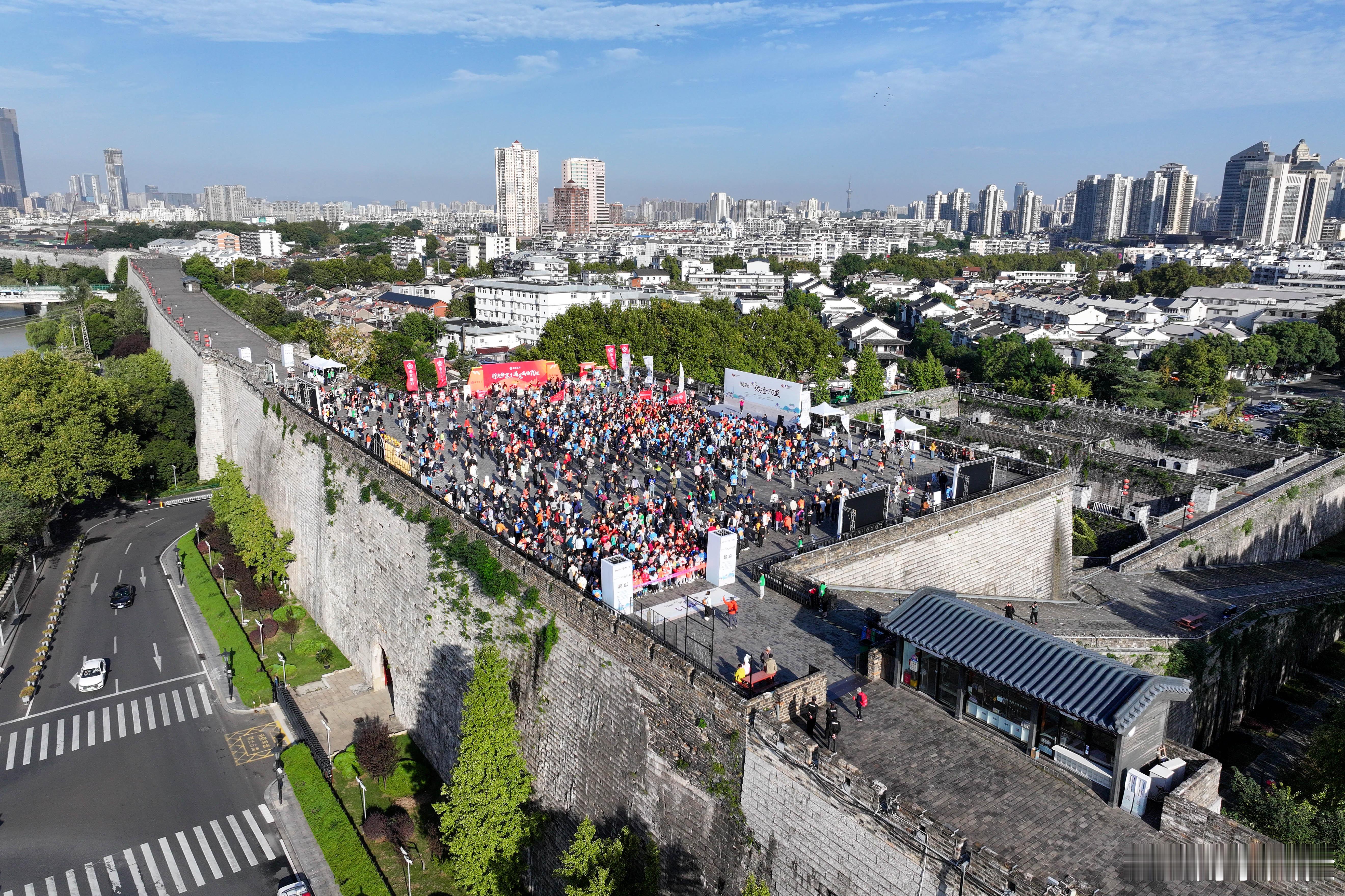 #旅游推荐官# 南京人对于南京城墙有着外地人无法知道的特殊情感，曾经生活在南京城