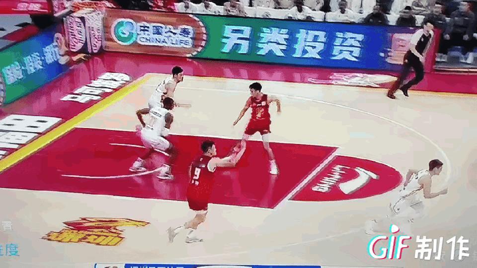 从摘到后场篮板后运球到前场然后上篮得分，其他CBA球员与迪亚洛的差别就是:其他球