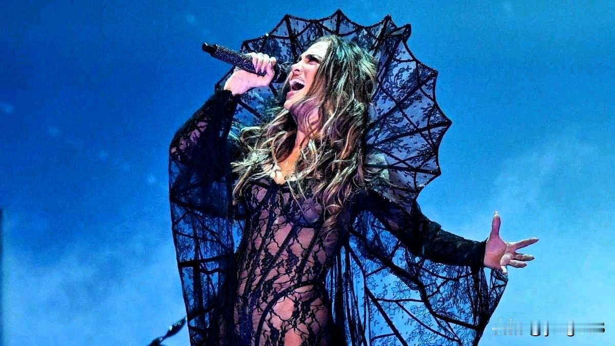 詹妮弗·洛佩兹  正式重夺大胆时尚女王宝座。2026 年伊始，这位歌手身着维多利