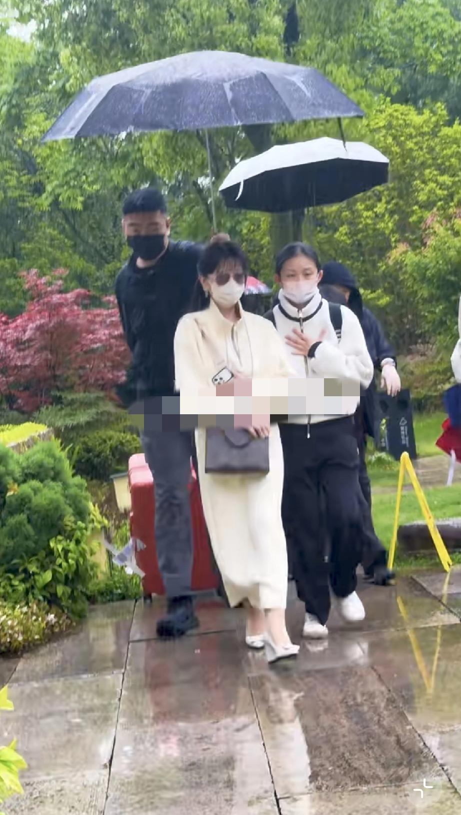4月22日，赵雅芝真不容易，冒雨在西湖景区内拍摄，连后面打伞的保镖都皱眉头了，而