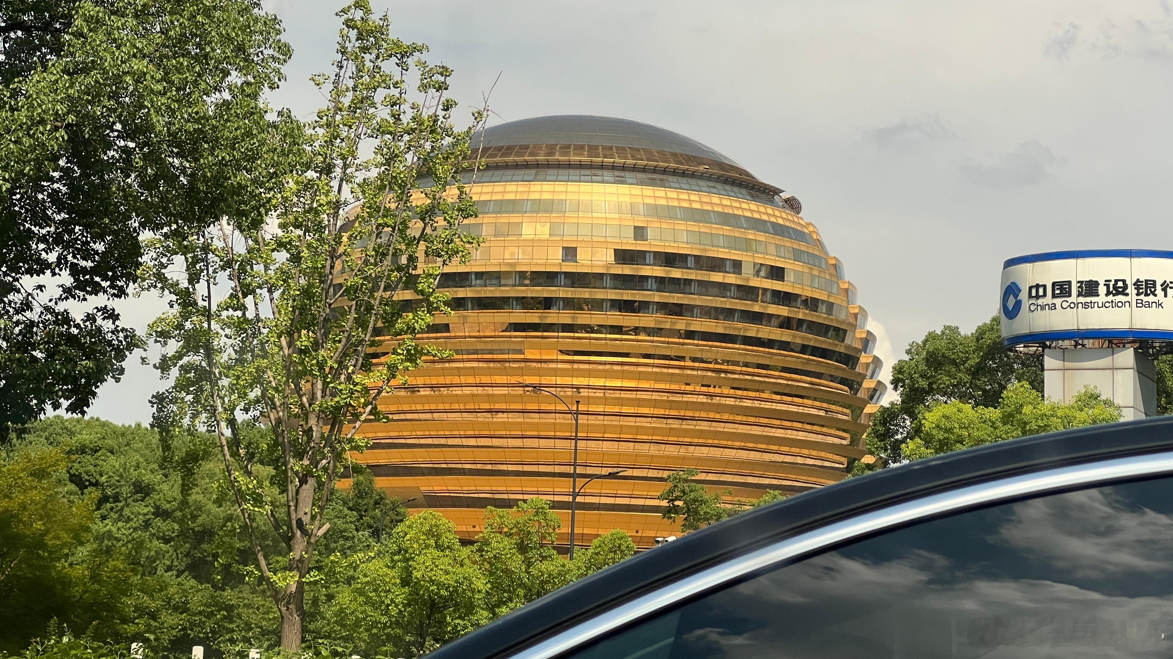 杭州这个金碧辉煌的建筑是啥…太…亮了… ​​​