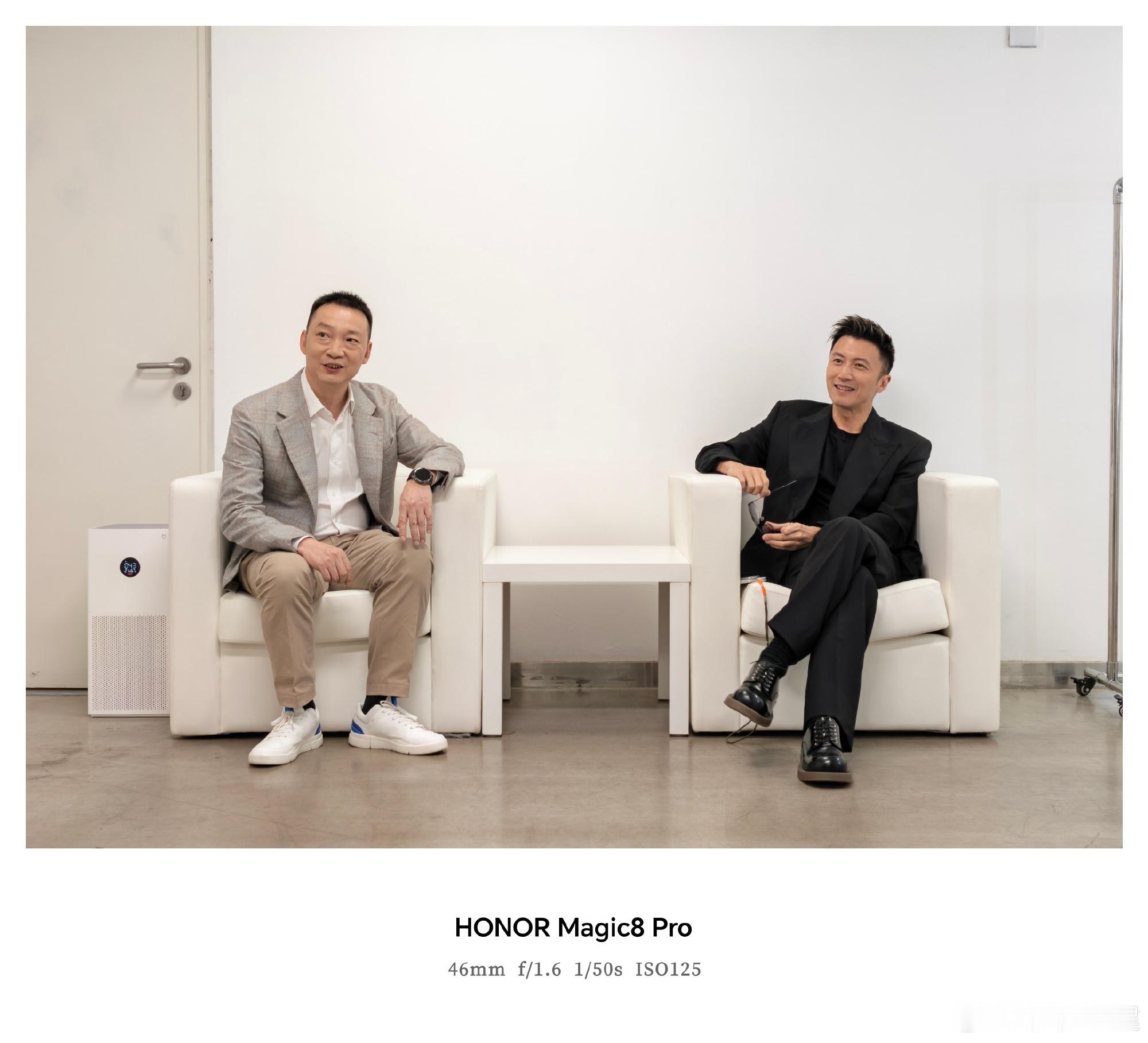 从合影来看，今晚的荣耀发布会现场估计是可以看到谢霆锋上台的，有点小期待了……微信