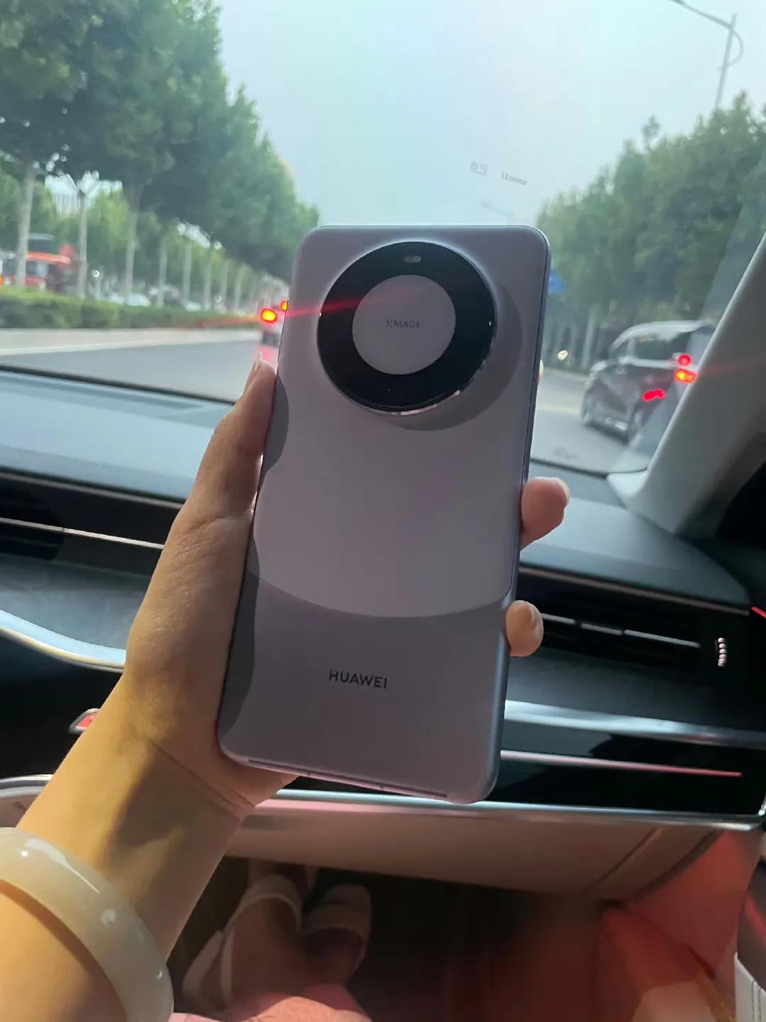 不得了！老美担心的事情出现了，网传华为Mate60 Pro订单量已经超过了200