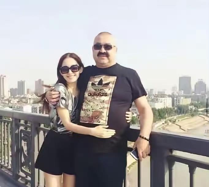 娜扎：爸，网友说你是我脱单路上最大的障碍。

娜爸：我怎么了？我坐家里喝茶碍着谁