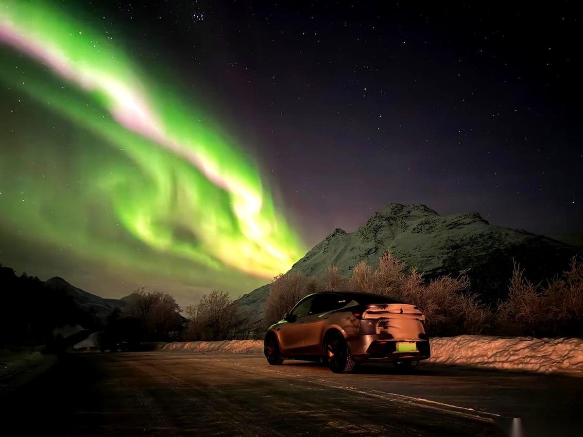 开着电车，从上海，一路干到北极圈。
我第一反应是，这哥们儿疯了吧？
零下几十度，