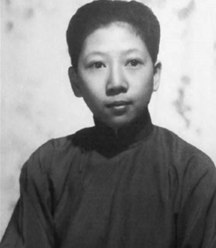 1941年，“南天王”陈济棠和夫人坐上专机，准备起飞，突然，被一名年轻女子喝斥：