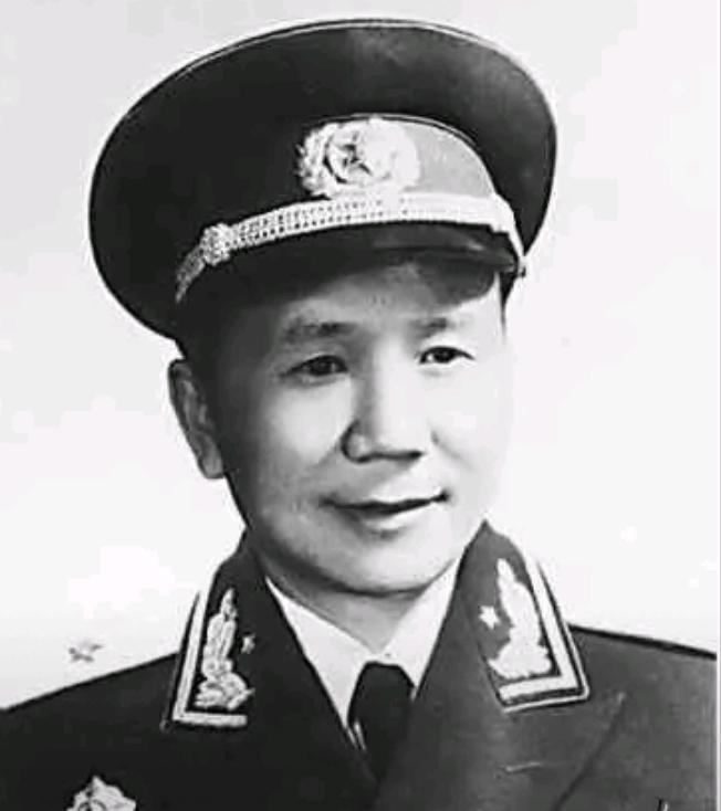 1936年他带2 个连投奔红军，沙场征战二十载，自评大校却被授予少将。
 
在开