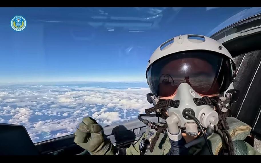 蛙蛙，快出来看灰机！[奸笑]
啥都有哦。我们的无人机悄咪咪在台北上空拍了101，