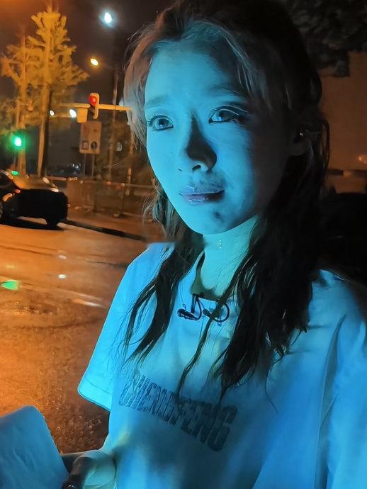 张月凌晨下班看到粉丝哭了 浪姐训练到凌晨，张月走出场馆看到雨中举灯牌的粉丝，瞬间