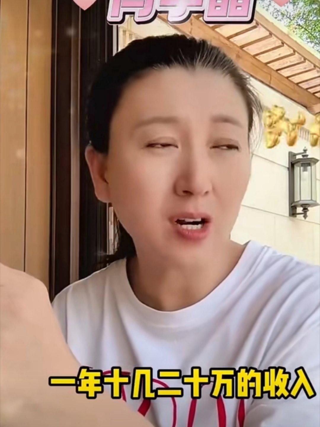 网友A：闫学晶最近直播说农民一年能挣一二十万，穷是因为懒，还说现在没有真正的穷人