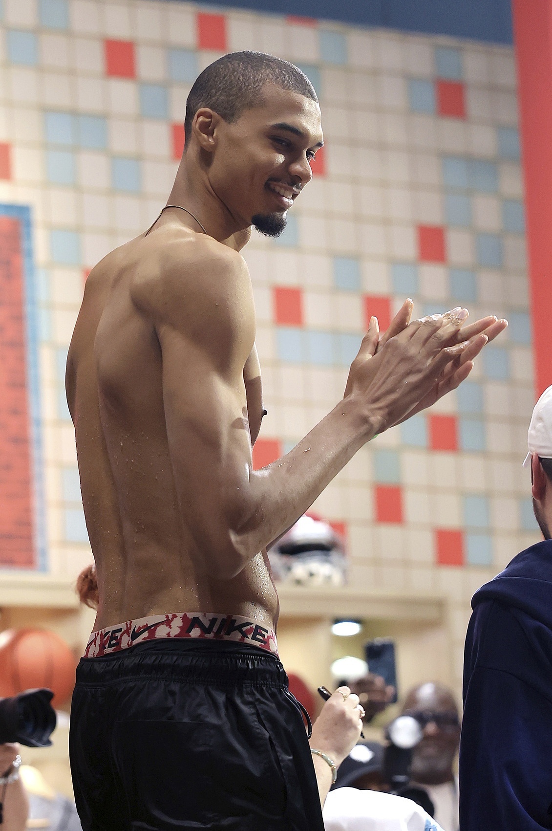 😅KG：文班需要和美国黑人约会才能变得强硬 让我表妹带你长长见识近日，前NBA