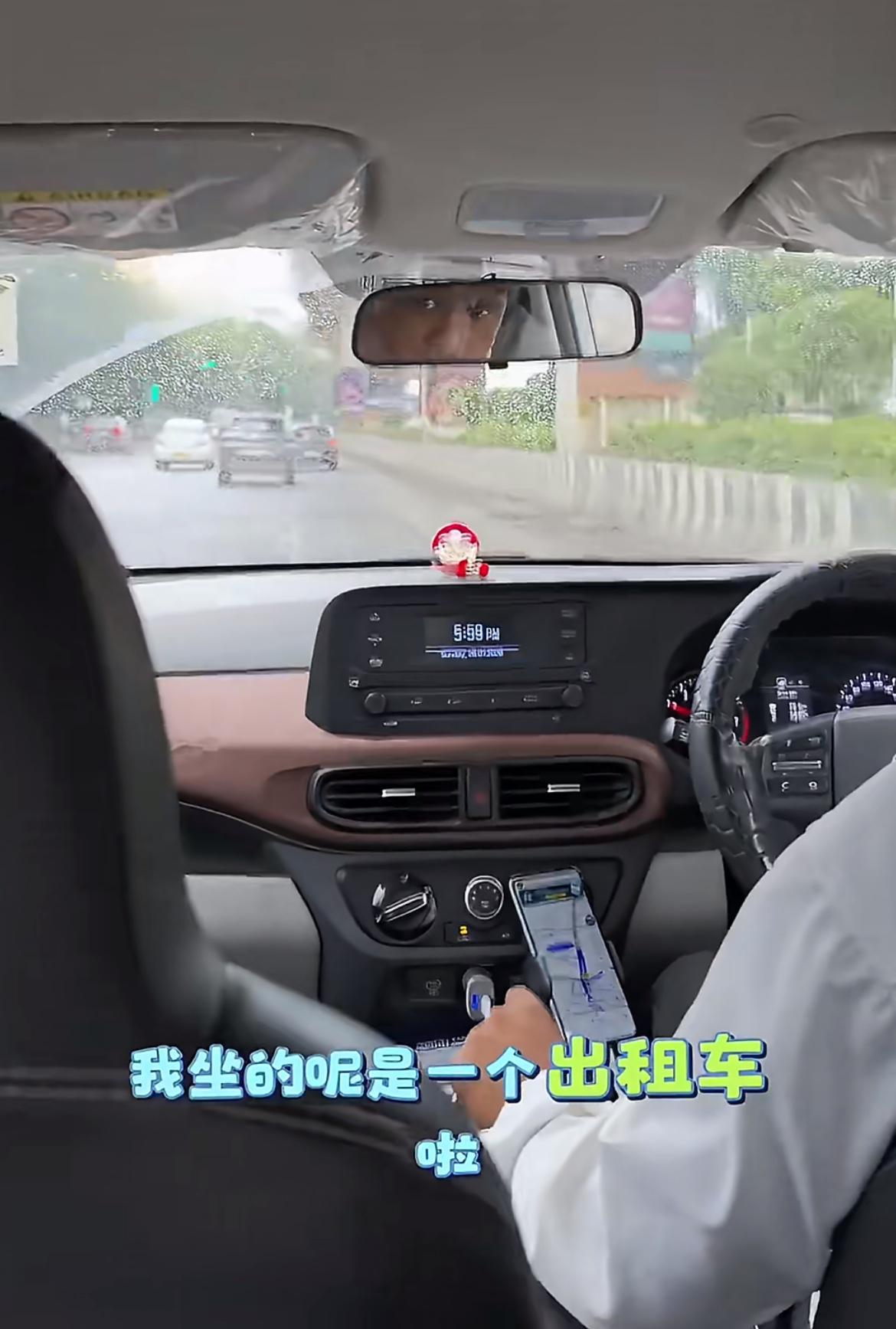 中国乘客蛐蛐印度司机，味道太大了不得不开窗，虽然外面下雨了但是没办法，不开窗的话
