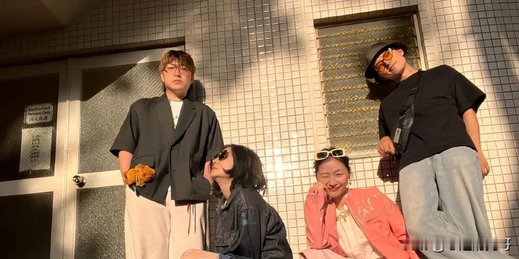 😉宝子们，金靖和老公舒奕橙在日本度假被网友偶遇啦！金靖穿粉色外套超美，还大方和