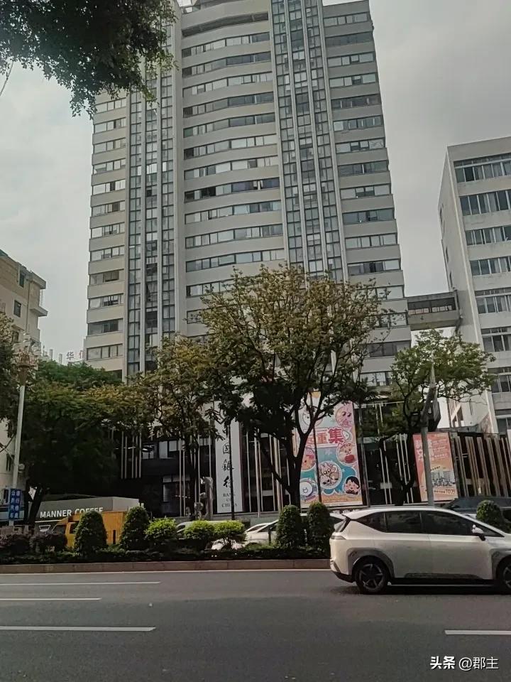 到了植发机构，你会发现，原来有一头浓密的头发，是令人多么的羡慕。
到了牙科医院，