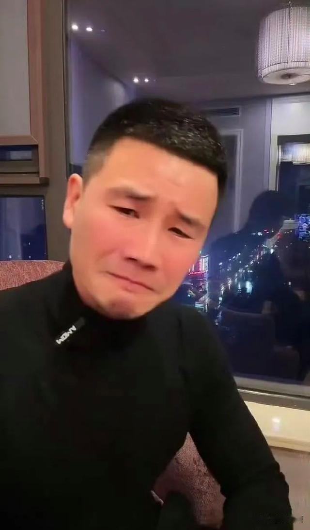 [兔子]“嘎子哥”谢孟伟昨天直播时声泪俱下跟网友道歉，称后悔卖酒，败坏了自己的路