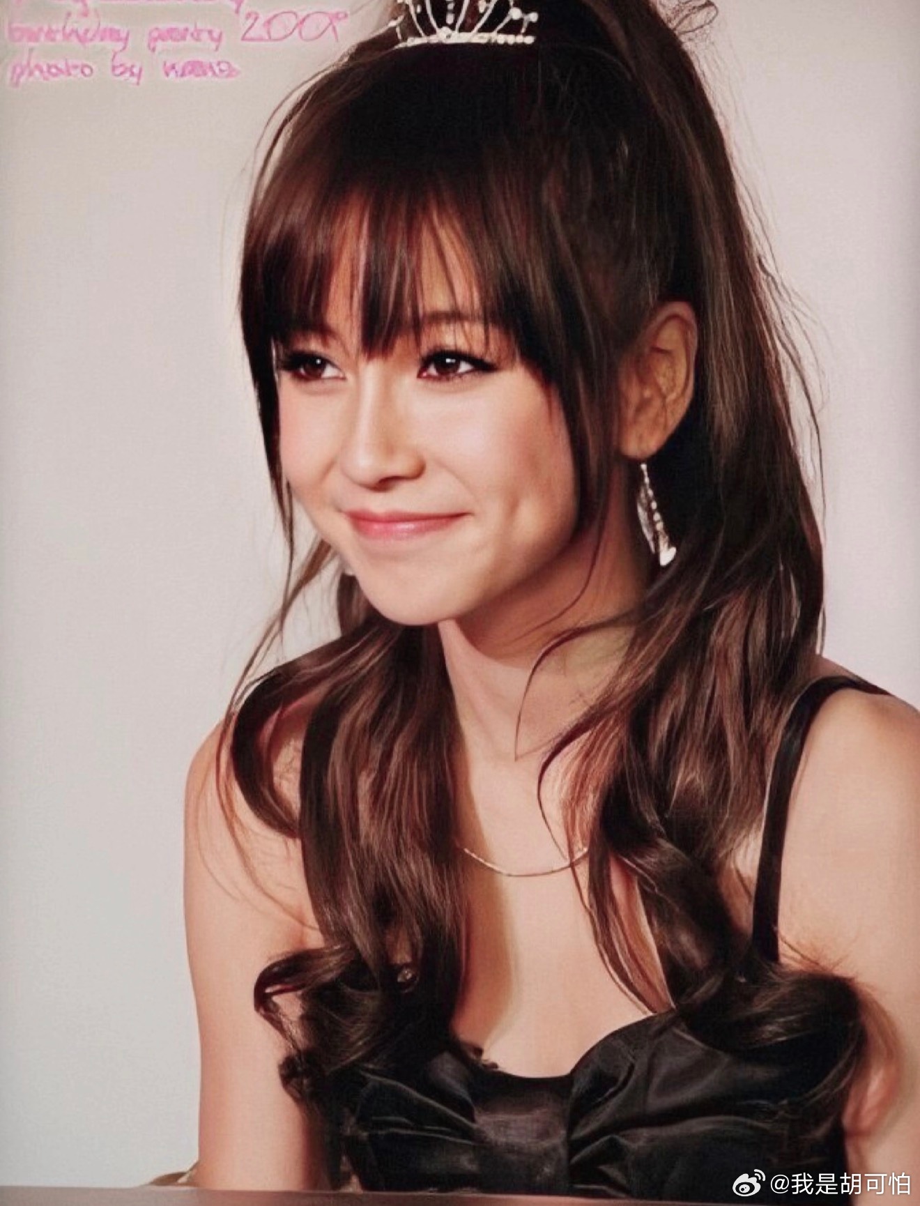 Angelababy不愧是公认的神颜起点，17岁就拥有完美骨相，五官立体精致，美