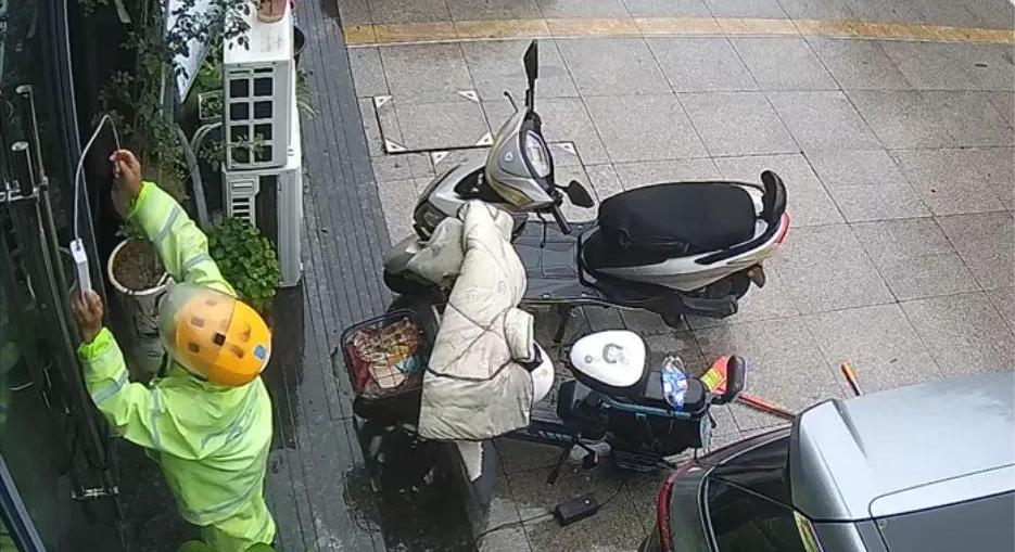 “很治愈！”10月15日报道，江苏宿迁环卫阿姨帮拔淋雨的充电器，店主说以后纸箱都