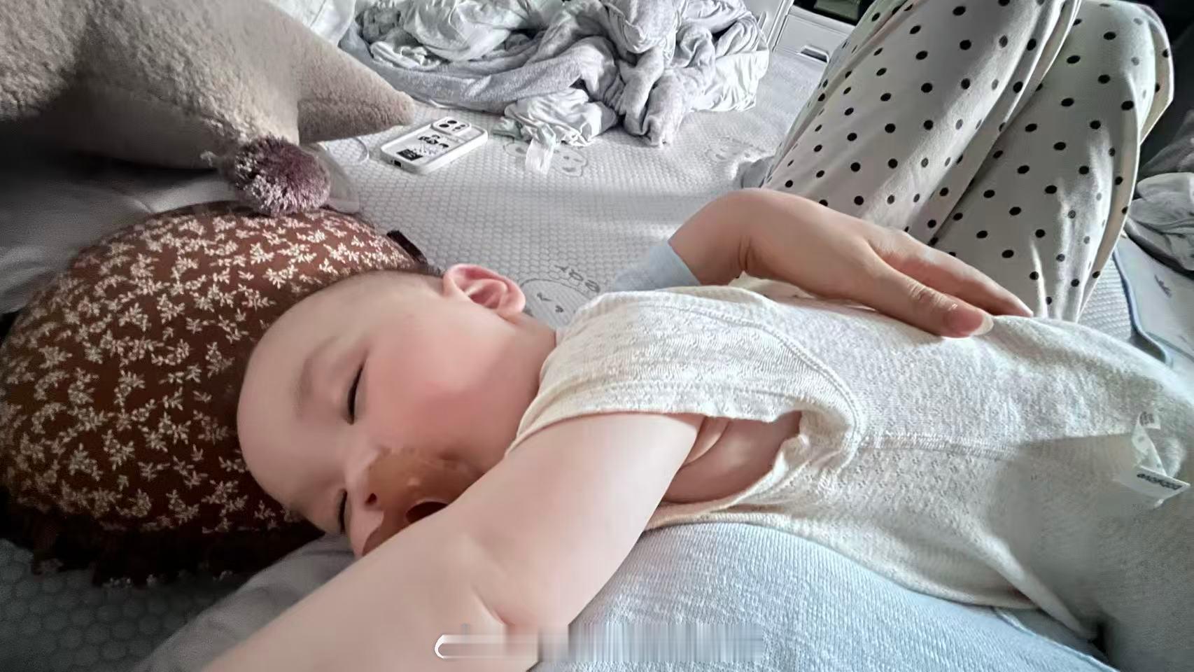 八月龄睡眠倒退太恐怖了，一个晚上醒4-5次，尤其后半夜醒了之后一个小时一醒，都自