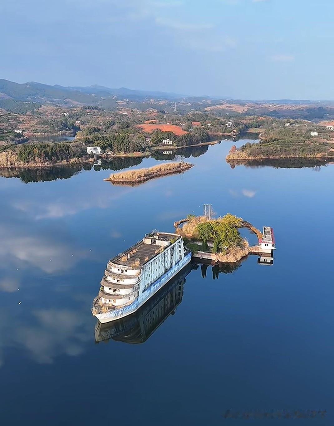 龙泉湖湖心水泥游轮：90年代成都顶流休闲地标，荒废二十载只剩满目残垣
 
四川简