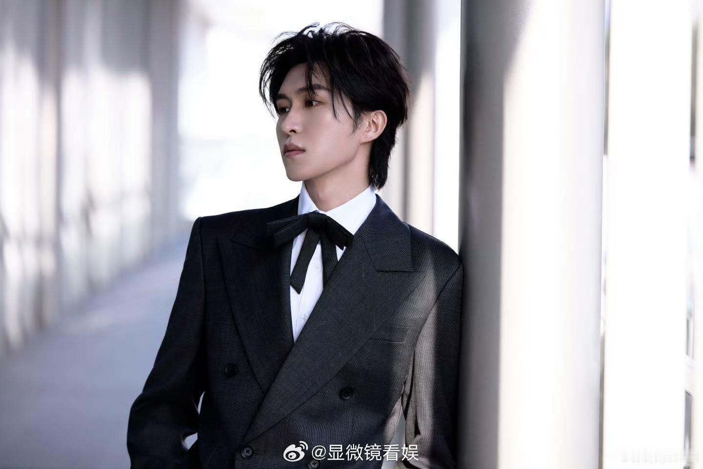 张集骏看似光鲜亮丽其实穿上秋裤了 表面气场全开，实则秋裤护体，在风度和温度之间，